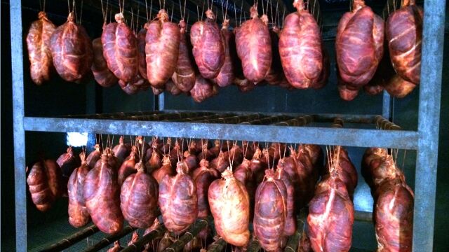 El "marisco de cuadra" que solo puedes comer en Asturias: ahumado a más de mil metros de altitud en aldea