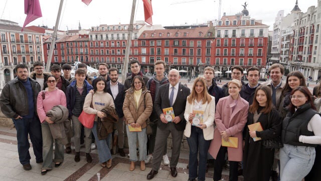 Jesús Julio Carnero junto a un grupo de jóvenes tras presentar el V Plan de Juventud