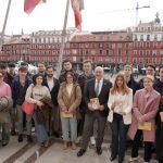 Jesús Julio Carnero junto a un grupo de jóvenes tras presentar el V Plan de Juventud