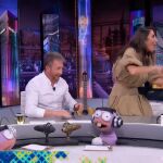 Paz Padilla y Pablo Motos viven la respuesta telefónica más surrealista de 'El Hormiguero': "Y mi madre es p***" 