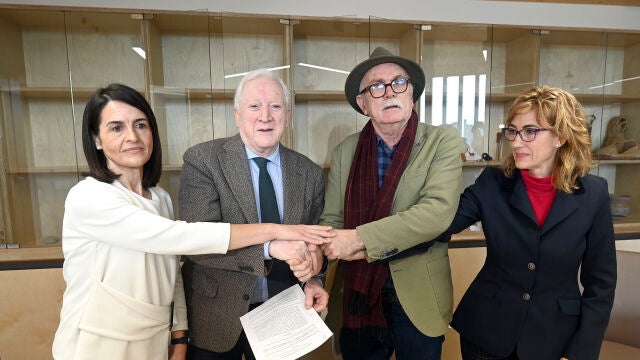 Eudald Carbonell, Méndez Pozo, Victoria Moreno Lara y Eva Manrique Martínez, tras firmar el acuerdo de cesión de las cajas