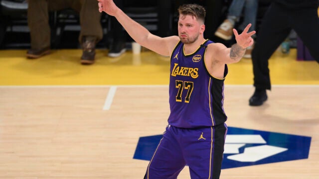 Luka Doncic celebra uno de los triples que anotaron los Lakers ante los Mavericks