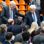 El presidente de Mercadona, Juan Roig, acompaña a Felipe González durante el acto 