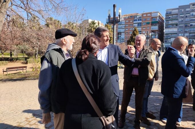 El secretario general del PSOE de Granada, Pedro Fernández, en el centro en la foto, en el Parque Federico García Lorca