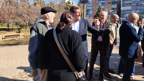 El secretario general del PSOE de Granada, Pedro Fernández, en el centro en la foto, en el Parque Federico García Lorca