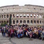 El grupo de peregrinos madrileños, frente al Coliseo