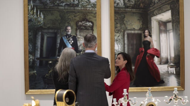 La Reina Letizia frente a su retrato.