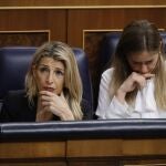 La vicepresidenta segunda y ministra de Trabajo, Yolanda Díaz (i) y la vicepresidenta tercera y ministra para la Transición Ecológica, Sara Aagesen (d), durante la sesión de control al Gobierno en el Congreso de los Diputados.