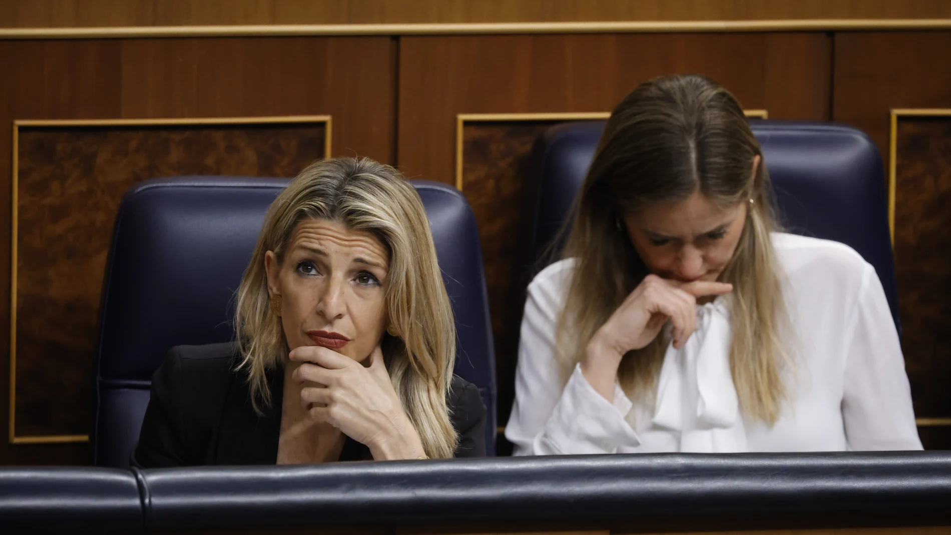 La vicepresidenta segunda y ministra de Trabajo, Yolanda Díaz (i) y la vicepresidenta tercera y ministra para la Transición Ecológica, Sara Aagesen (d), durante la sesión de control al Gobierno en el Congreso de los Diputados.