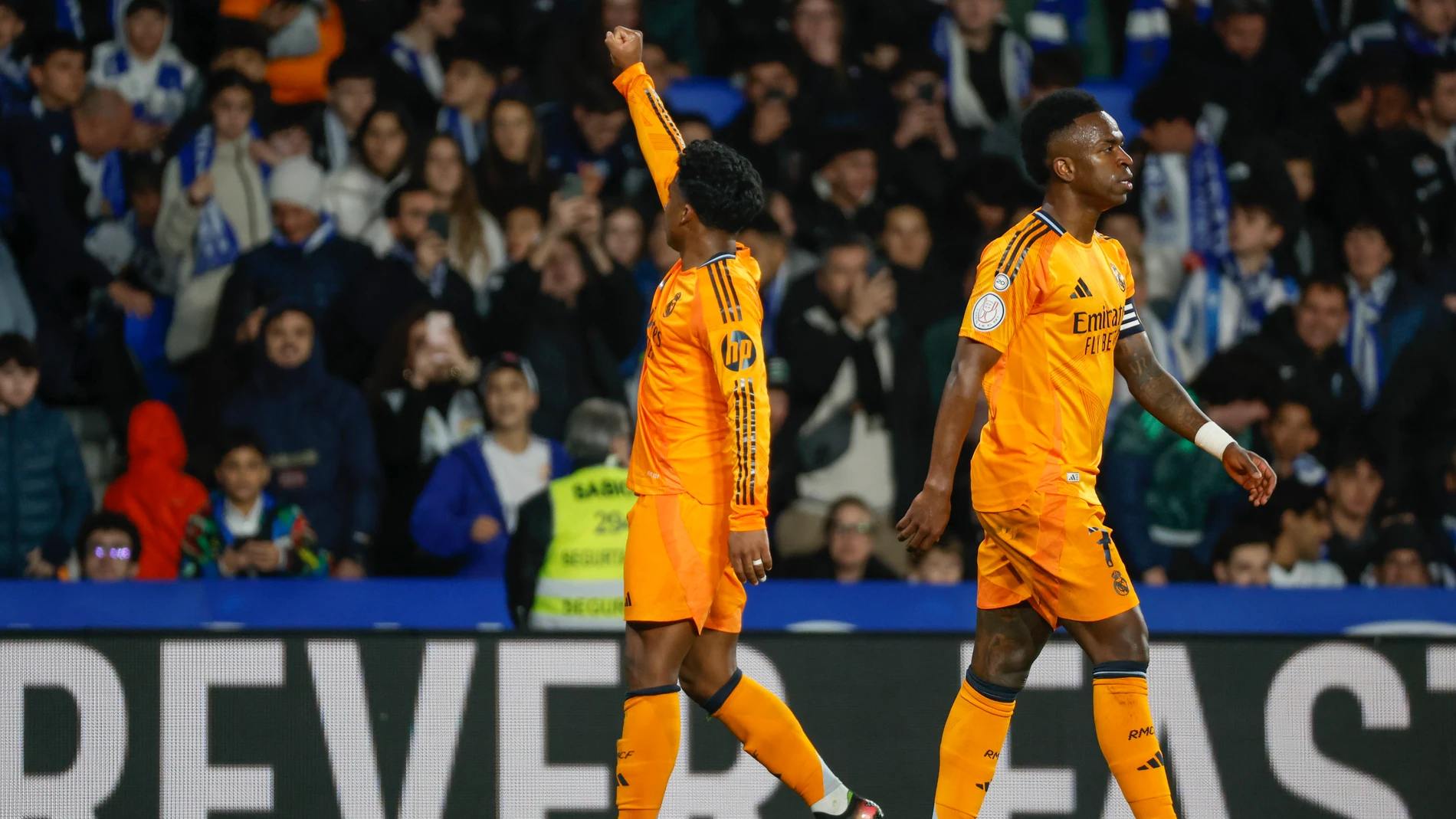 SAN SEBASTIÁN, 26/02/2025.- El delantero brasileño del Real Madrid, Endrick, celebra el primer gol del equipo madridista durante el encuentro correspondiente a la ida de las semifinales de la Copa del Rey que disputan hoy miércoles Real Sociedad y Real Madrid en el estadio de Anoeta, en San Sebastián. EFE / Juan Herrero.