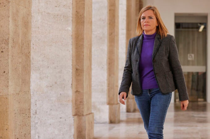 La delegada del Gobierno, Pilar Bernabé, atiende a los medios de comunicación