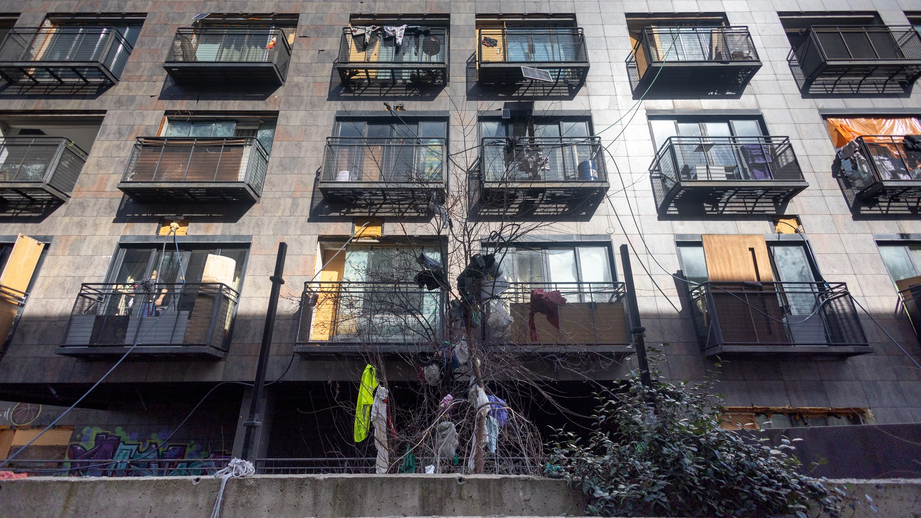 Exterior del hotel ocupado conocido como 'La Jungla' en el barrio de San Blas, a 26 de febrero de 2025, en Madrid (España). 26 FEBRERO 2025 Eduardo Parra / Europa Press 26/02/2025