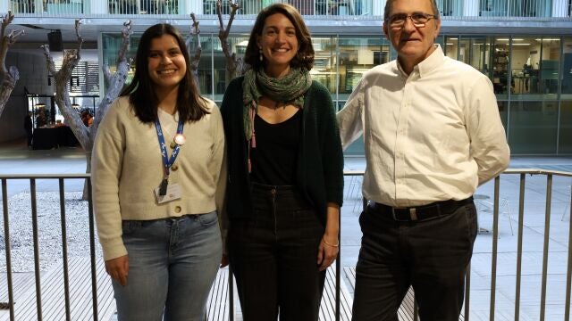 DE izquierda a derecha, los investigadores que han participado en el desarrollo del estudio: Gabriela Lugon, Camille Lassale y Roberto Elosua