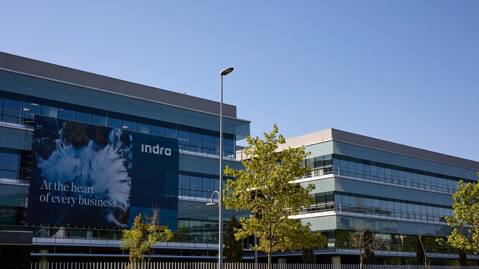 Fachada de la sede de Indra, en Madrid (España)