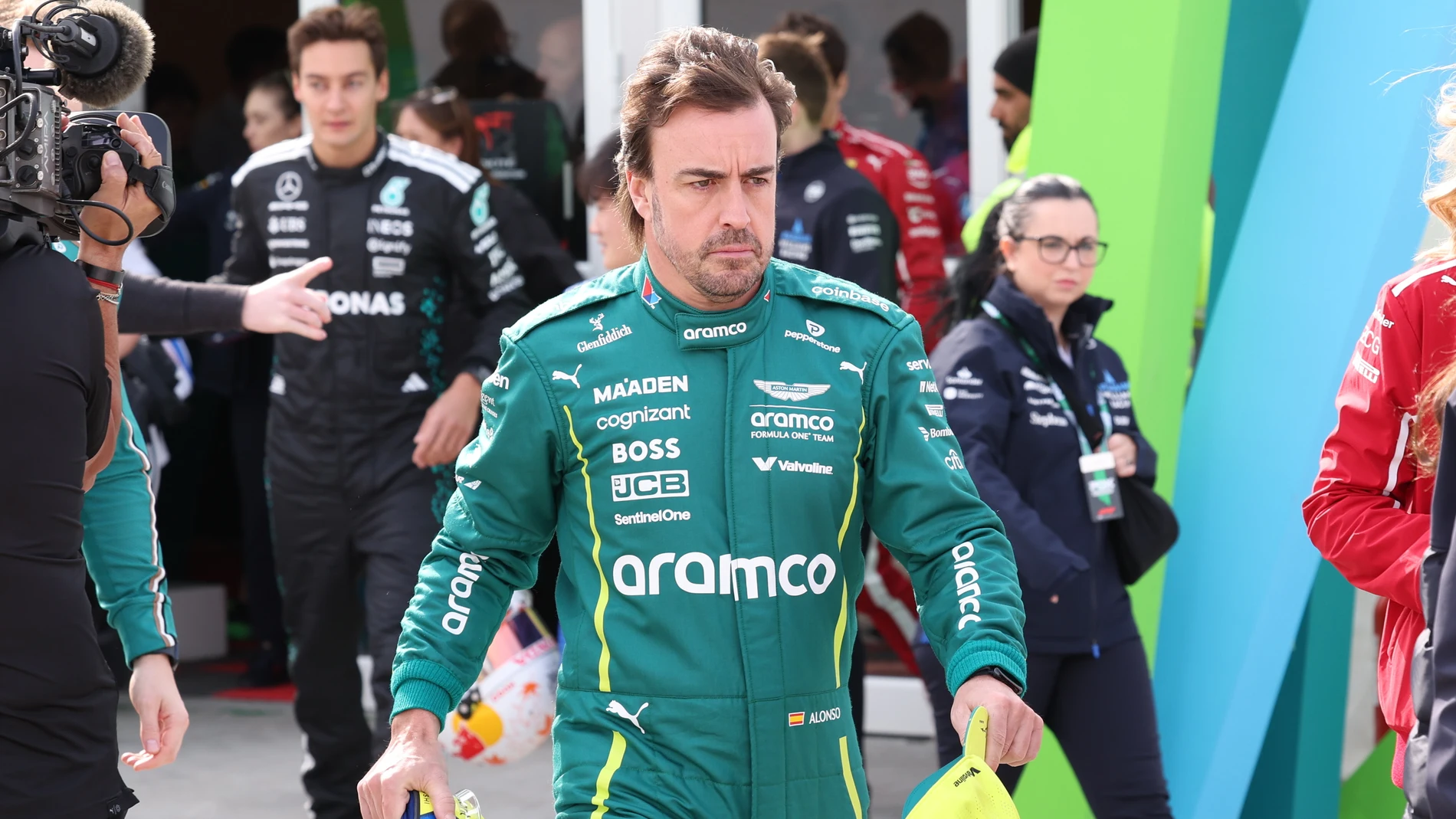 SAKHIR (Bahrain), 26/02/2025.- Aston Martin driver Fernando Alonso of Spain leaves after a group photo session ahead of the Formula 1 pre-season testing at Bahrain International Circuit in Sakhir, Bahrain, 26 February 2025. (Fórmula Uno, Bahrein, España) EFE/EPA/ALI HAIDER