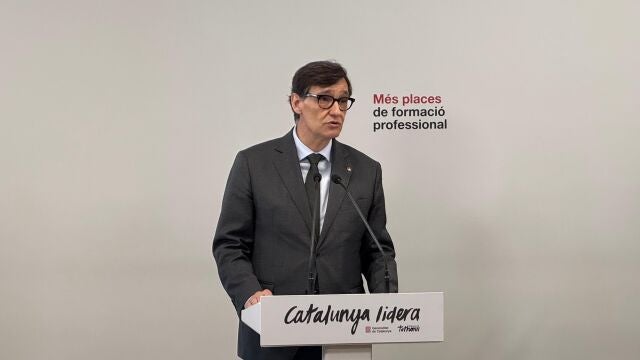 El presidente de la Generalitat, Salvador Illa, en rueda de prensa en un instituto de Cornellà (Barceloan) este jueves