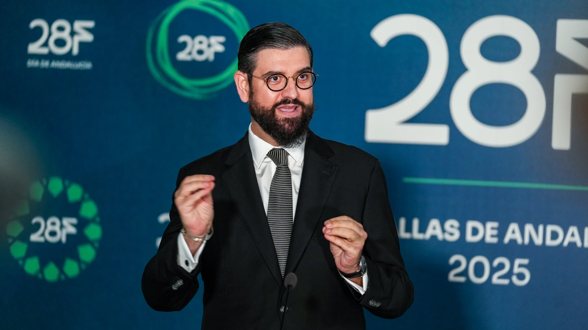El presentador, Manu Sánchez a su llegada a la firma en el Libro de Honor. A 27 de febrero de 2025 en Sevilla, Andalucía (España).El presidente de la Junta de Andalucía, Juanma Moreno, recibe en el Palacio de San Telmo a los distinguidos con los títulos de Hijo Predilecto e Hija Predilecta, así como a los galardonados con las Medallas de Andalucía. Los premiados acuden a la sede del gobierno andaluz para firmar en el Libro de Honor,27 FEBRERO 2025Francisco J. Olmo / Europa Press27/02/2025