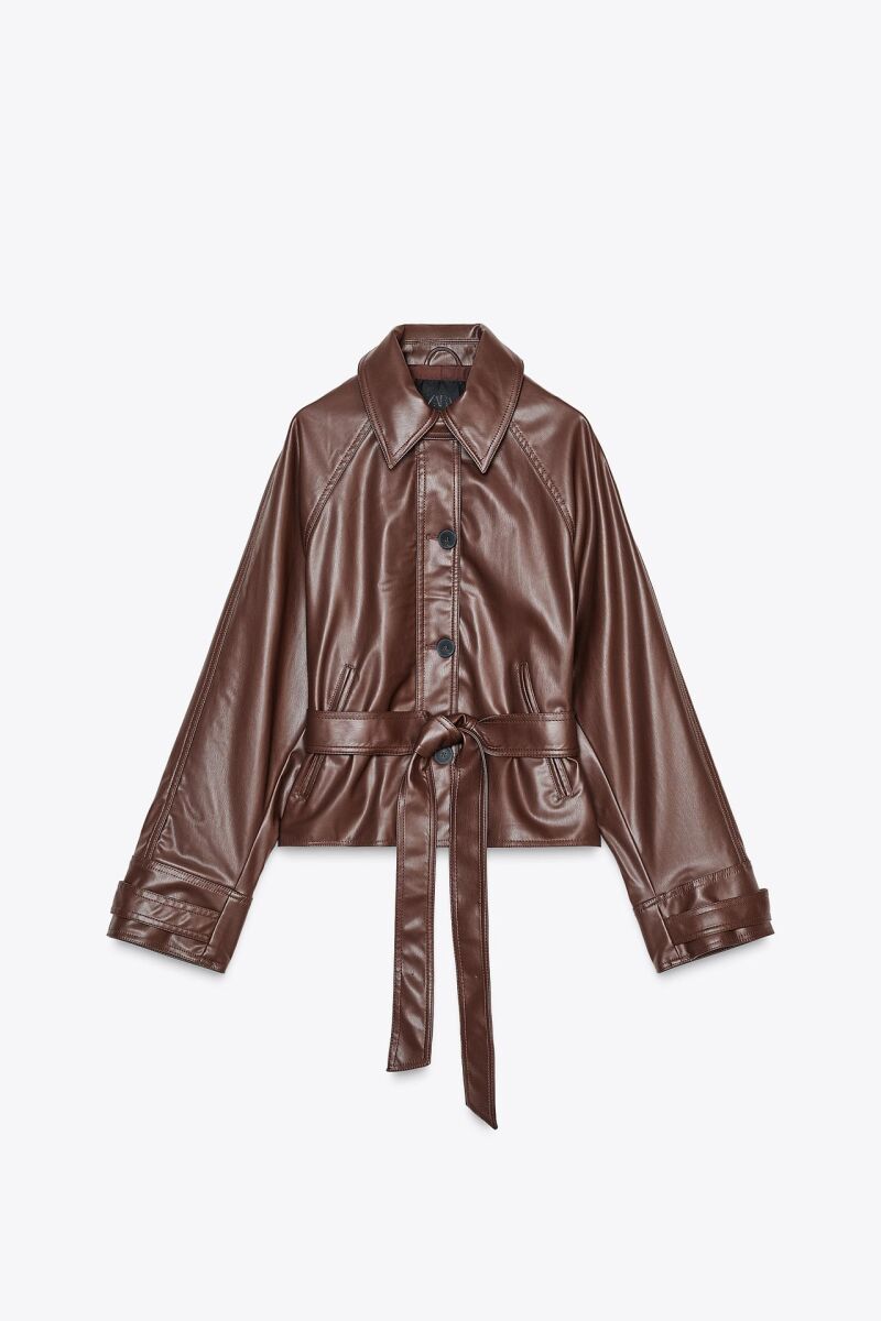 Trench corto efecto piel