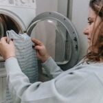 Ni vinagre ni bicarbonato: el secreto para eliminar las manchas de cualquier prenda sin esfuerzo