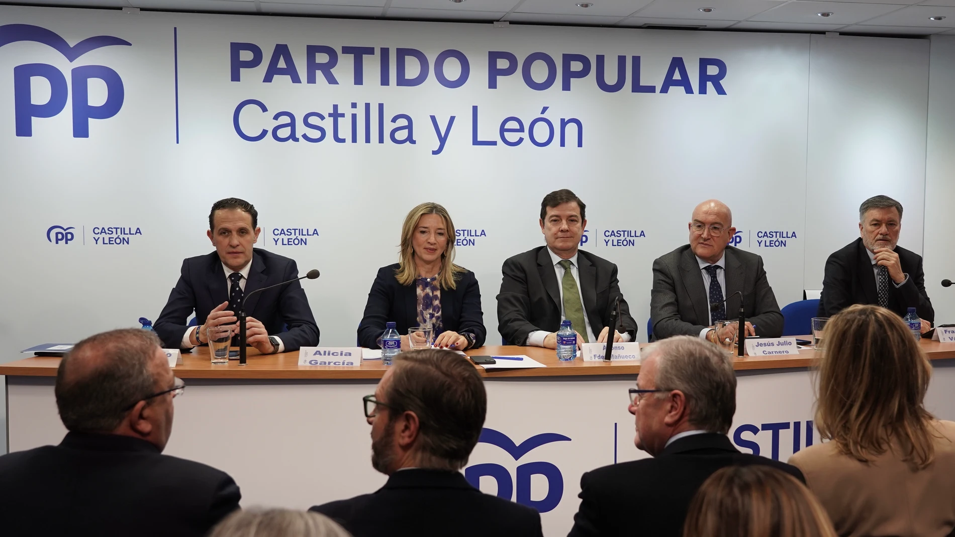 Mañueco junto a Alicia García, Conrado Íscar, Jesús Julio Carnero y Francisco Vázquez durante el Consejo de Dirección del Grupo del PP en el Senado celebrado en Valladolid
