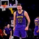 Luka Doncic jugando con los Lakers