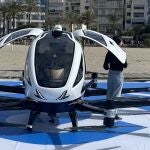 Imagen de un dron y, al fondo, el islote de Benidorm, seña de identidad de la ciudad