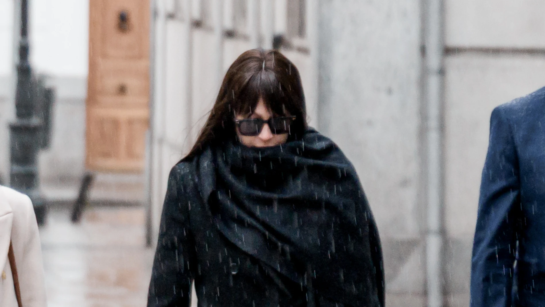 La expareja de Ábalos, Jéssica Rodríguez, a su llegada al Tribunal Supremo, a 27 de febrero de 2025, en Madrid (España). El instructor del 'caso Koldo' interroga esta semana como testigo a la que fuera pareja de José Luis Ábalos durante dos años, que ha aflorado en la causa porque se habría beneficiado de las comisiones en especie pagadas por la presunta trama a cambio de contratos públicos mediante dos vías: el alquiler del piso ubicado en la Plaza de España de Madrid y su contratación en do...