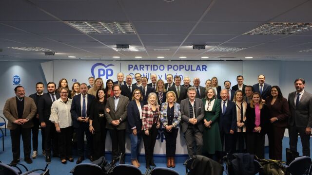Foto de familia de Mañueco, Alicia García, Vázquez, Iscar y Carnero con los senadores