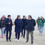 El concejal Mundina, Catalá y Ricardo Martínez (SAV) en la playa de El Saler (Valencia), ya limpia de cañas