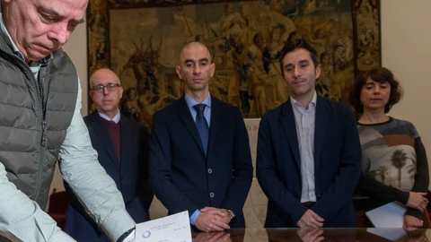 La Universidad de Salamanca, a través de la Unidad de Cultura Científica, presenta un nuevo documento de Miguel de Unamuno localizado en el transcurso de un proceso de documentación para el desarrollo de una exposición sobre la relación entre el filósofo y la ciencia. Al acto asisten el vicerrector de Transferencia, Innovación y Emprendimiento, Federico Bueno de Mata; el vicerrector de Investigación, José Miguel Mateos Roco; el director del Servicio de Producción e Innovación Digital, Raúl Rivas; la directora de la Casa-Museo Unamuno, Ana Chaguaceda; y la investigadora, Marta García