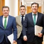 Los consejeros Carlos Fernández Carriedo y Luis Miguel González Gago, y el director de comunicación, Julio López, antes de comparecer en la rueda de prensa del Consejo de Gobierno