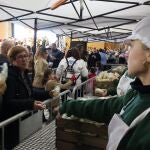 Reparto de hornazos en Alcalá con ocasión del Carnaval de la localidad