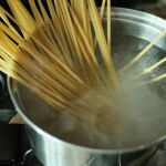 Nunca tires el agua de la cocción de pasta: es un tesoro