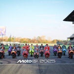 La parrilla de MotoGP posa en la recta de meta de Buriram