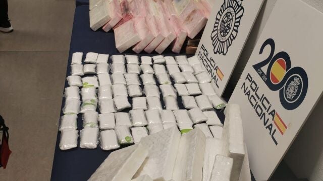 Pillan en Barajas al regente de un "narcopiso" y su compinche con 111 kilos de cocaína, con valor de 13 millones