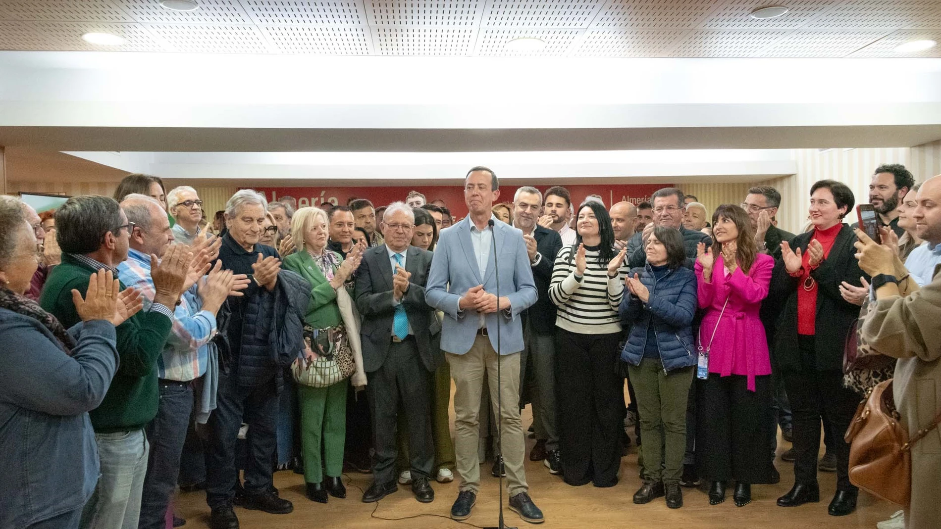 El nuevo secretario provincial del PSOE de Almería, José María Martín, arropado por la militancia