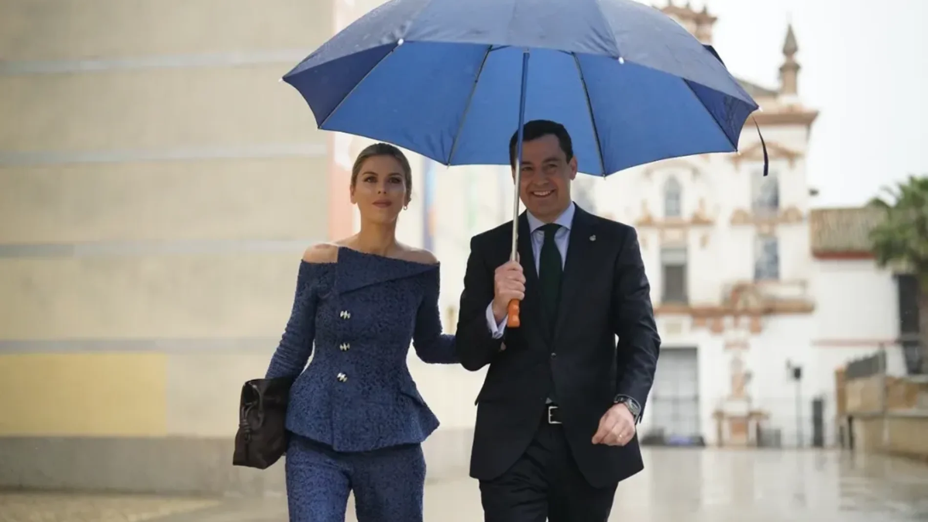 Manuela Villena y Juanma Moreno.