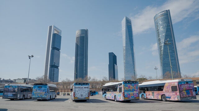  Los cinco autobuses, con las Cinco Torres de fondo