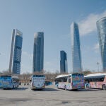  Los cinco autobuses, con las Cinco Torres de fondo