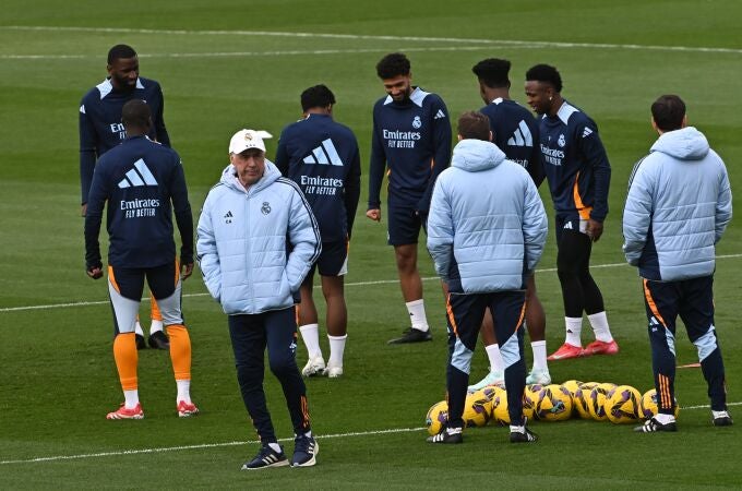 Ancelotti, junto a sus futbolistas, en el entrenamiento de este viernes