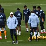 Ancelotti, junto a sus futbolistas, en el entrenamiento de este viernes