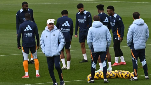 Ancelotti, junto a sus futbolistas, en el entrenamiento de este viernes