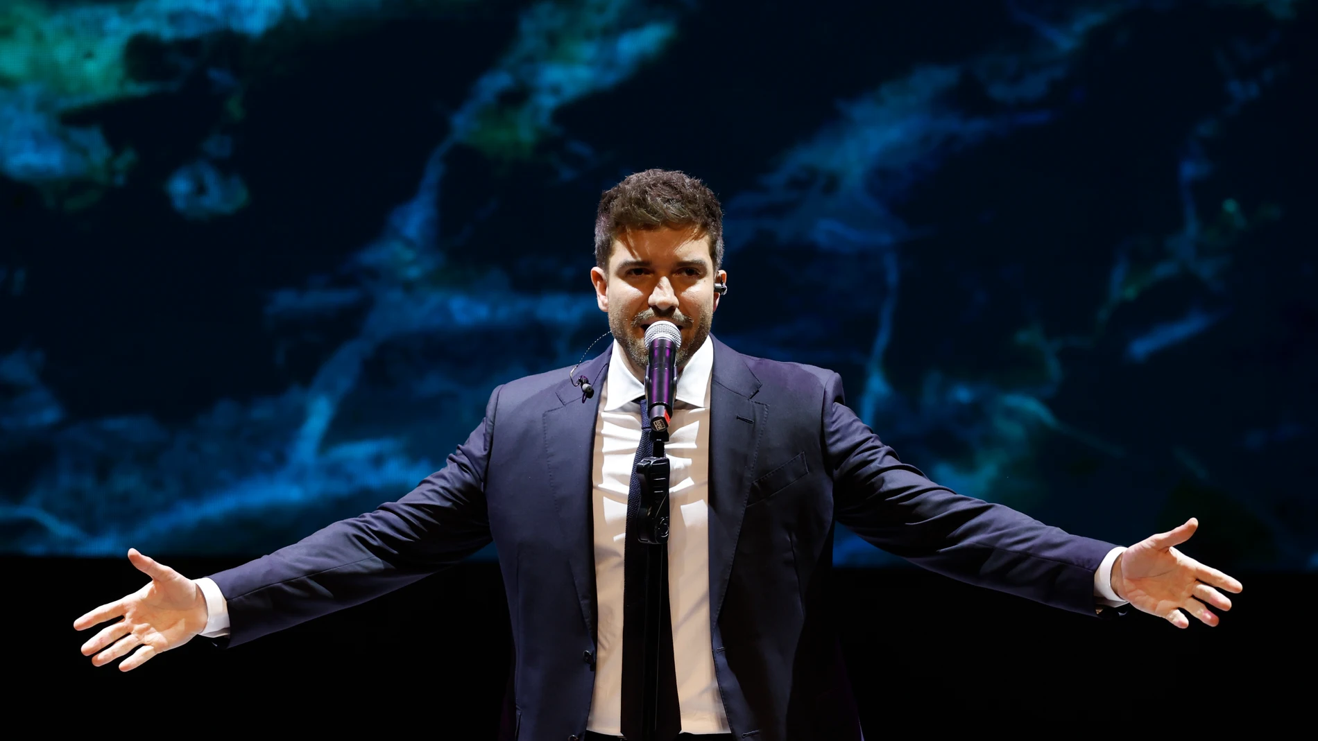 GRAFAND6559. SEVILLA, 28/02/2025.- El cantante Pablo Alborán durante su actuación al comienzo del acto institucional de entrega de las distinciones de Hijo/a Predilecto/a y las Medallas de Andalucía, este viernes en Sevilla. EFE/Julio Muñoz