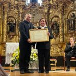 Lydia Jiménez recibe la distinción de manos del Nuncio del Papa, Bernardito Auza