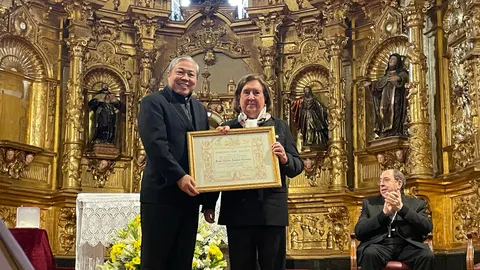 Lydia Jiménez recibe la distinción de manos del Nuncio del Papa, Bernardito Auza