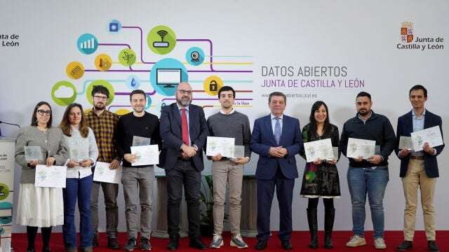 Foto de familia del consejero González Gago con los premiados