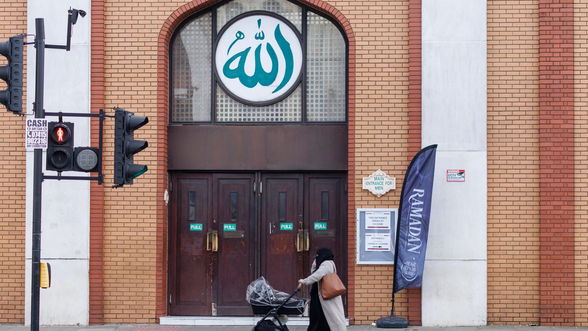 LONDON (United Kingdom), 28/02/2025.- Members of the Muslim community walk past East London Mosque as they do their Ramadan shopping on the first day of Ramadan, on Whitechapel High Street in East London, Britain, 28 February 2025. Muslims around the world start celebrating the holy month of Ramadan from 28 February 2025, depending on the Moon cycle. (Reino Unido, Londres) EFE/EPA/TOLGA AKMEN