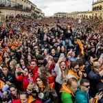 Miles de personas duante el "Campanazo" en la Plaza Mayor de Ciudad Rodrigo