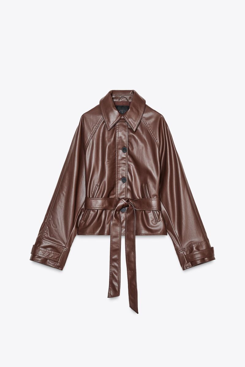 Chaqueta en Mocha Mousse.
