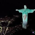 El Cristo Redentor se ilumina por la salud del papa Francisco